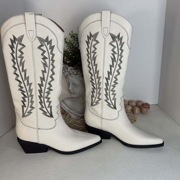 Marc Fisher Roselle Western Boot Chic Cream Sz 8.5 NWOB - Picture 3 of 9